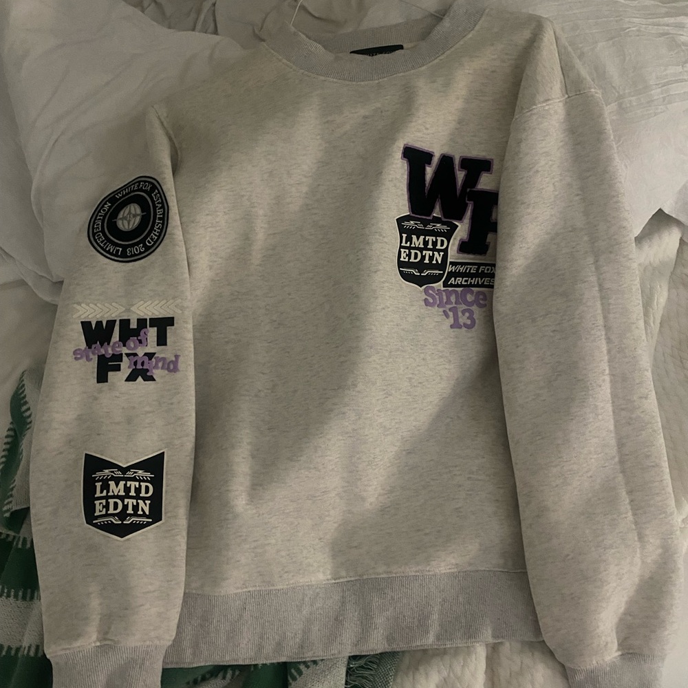 m/l white fox sweatshirt